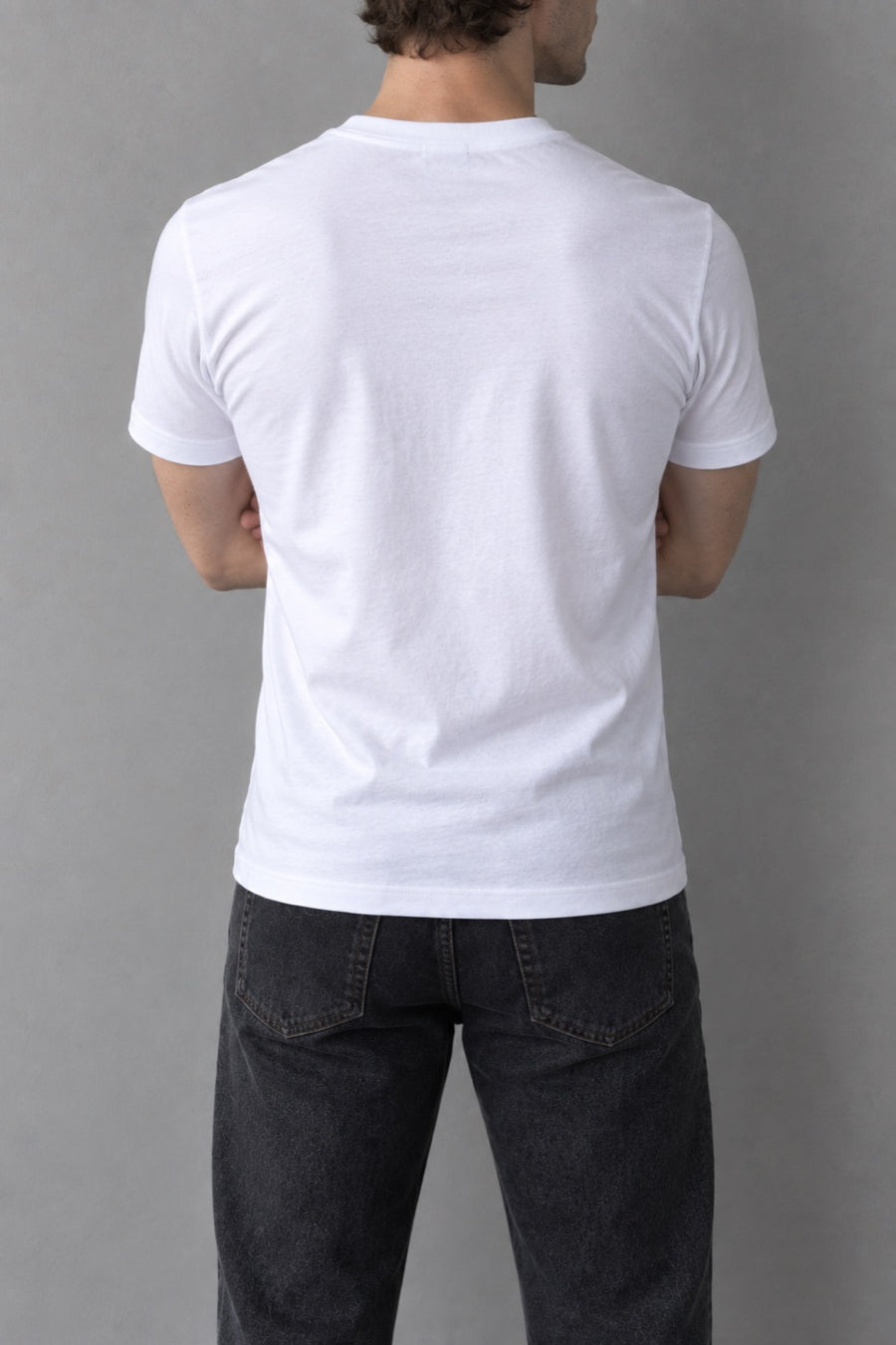 Homme mince portant le t-shirt SCULPT : épaules nettes, manches à mi-biceps