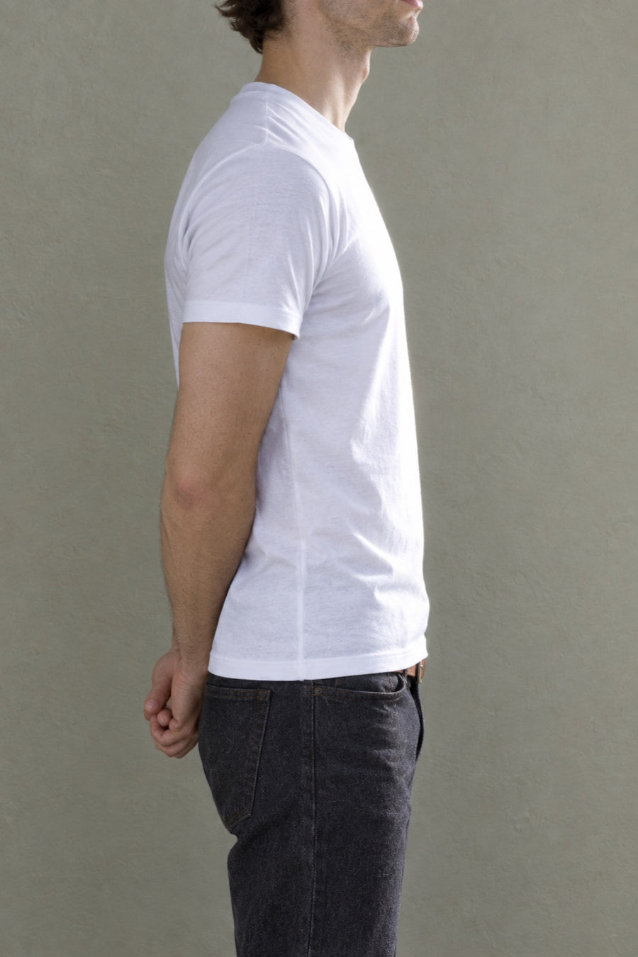Homme mince portant le t-shirt SCULPT : épaules nettes, manches à mi-biceps