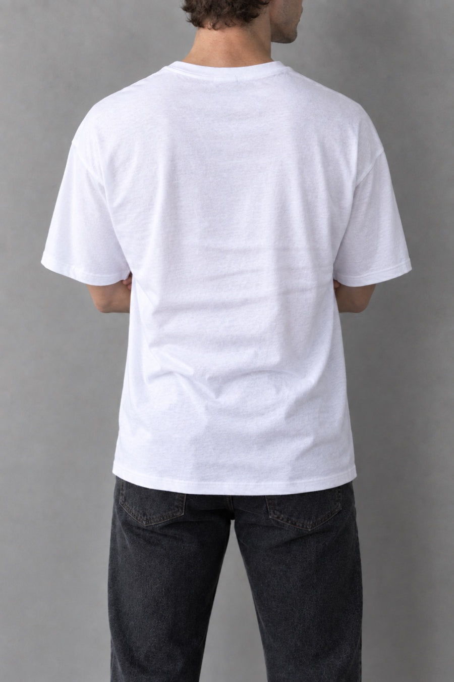 Le même homme dans un t-shirt mal coupé : effet oversize, épaules tombantes, tissu qui flotte