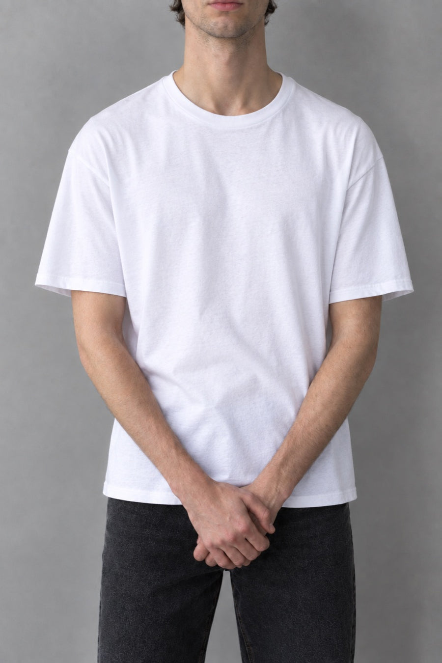 Le même homme dans un t-shirt mal coupé : effet oversize, épaules tombantes, tissu qui flotte