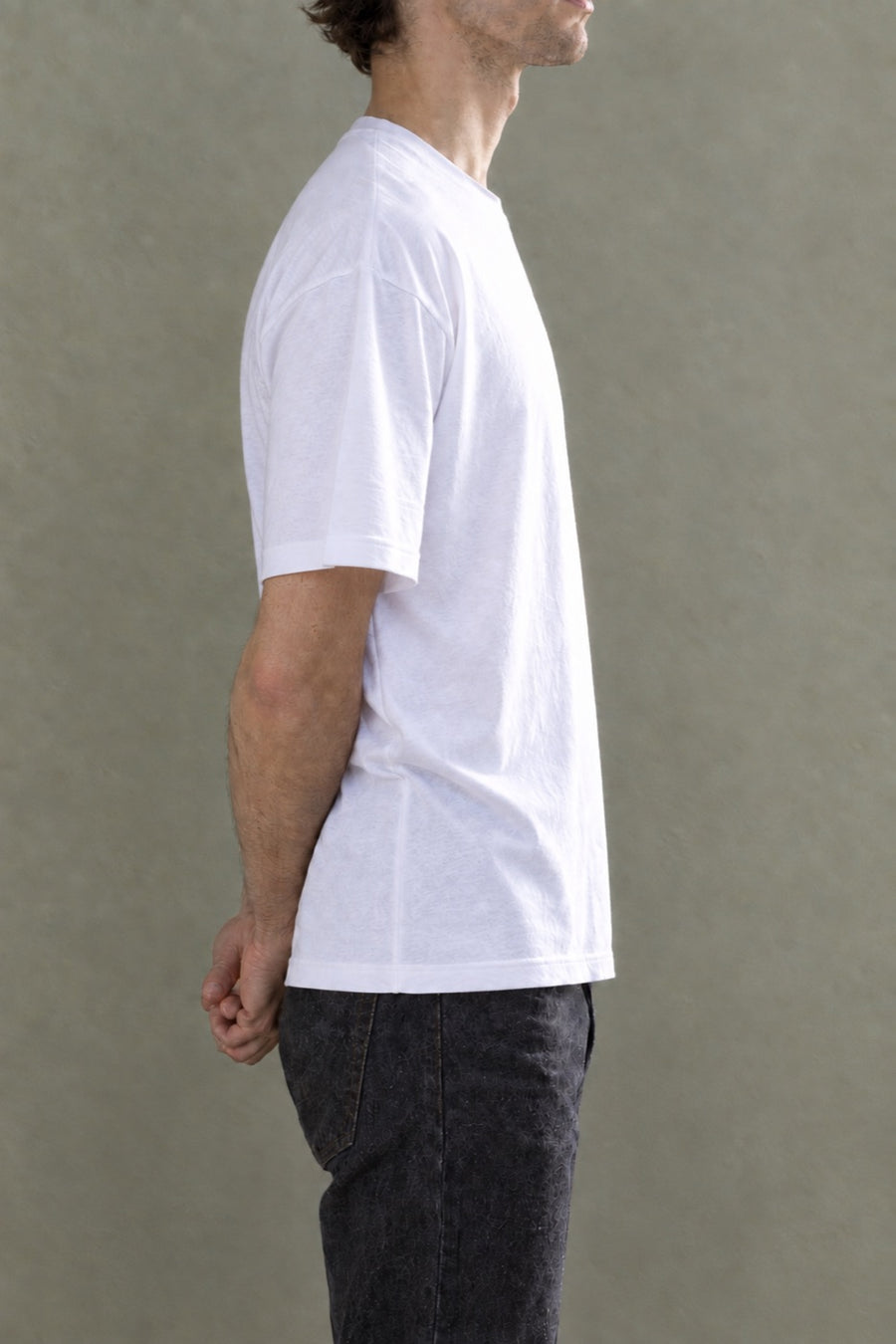 Le même homme dans un t-shirt mal coupé : effet oversize, épaules tombantes, tissu qui flotte