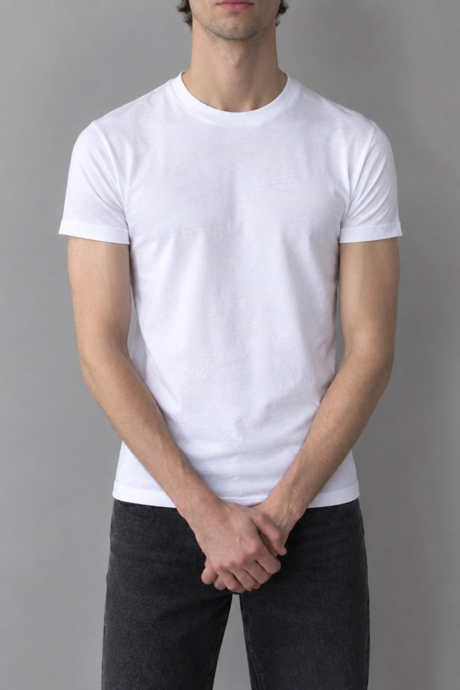 Homme mince portant le t-shirt SCULPT : épaules nettes, manches à mi-biceps