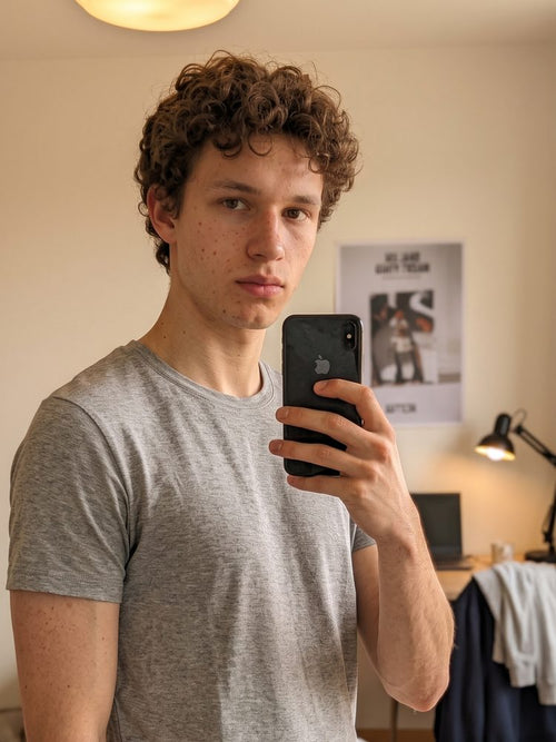 Le t-shirt SCULPT porté en extérieur