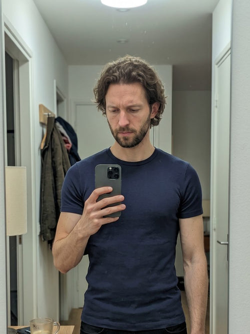 Le t-shirt SCULPT porté en extérieur
