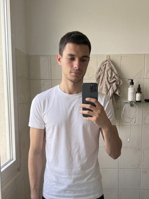 Le t-shirt SCULPT porté en extérieur