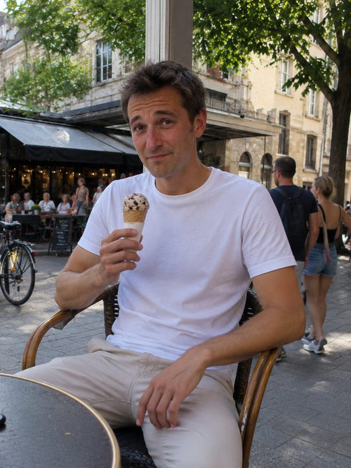 Le t-shirt SCULPT porté en extérieur
