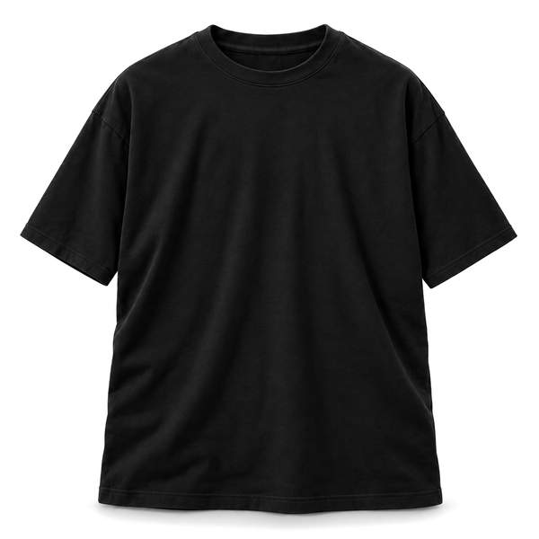 Un t-shirt classique noir à plat : épaules tombantes, manches larges, buste évasé